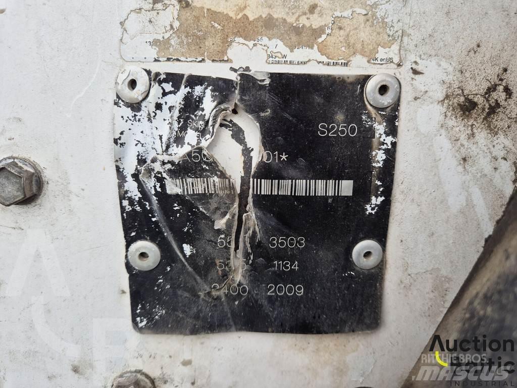 Bobcat S 250 لوادر انزلاقية التوجيه