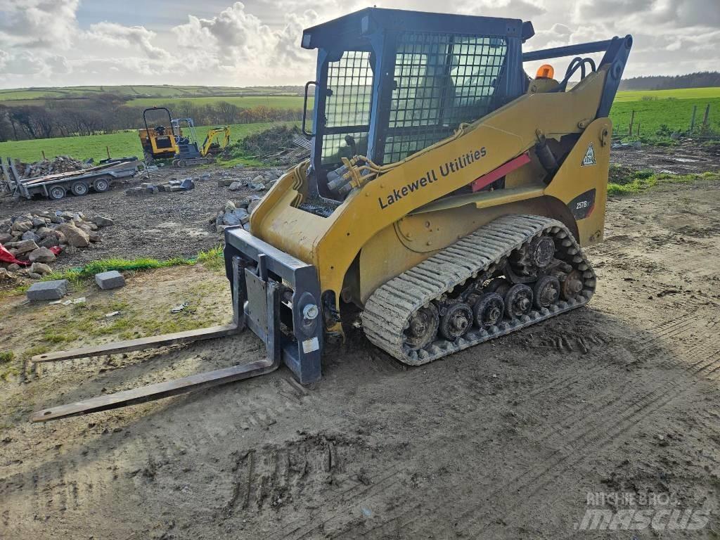 CAT 257 B 3 لوادر انزلاقية التوجيه