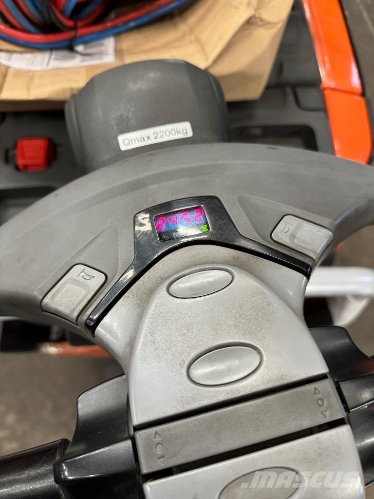 Toyota LPE220 رافعة منخفضة المستوى ذات منصة