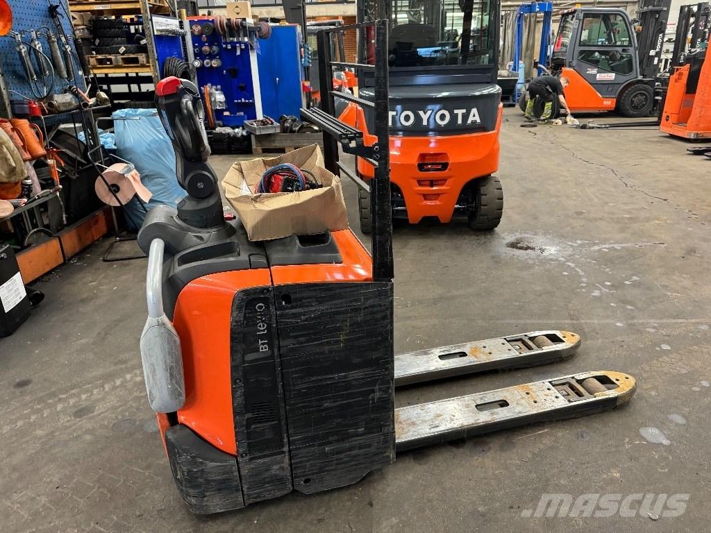 Toyota LPE220 رافعة منخفضة المستوى ذات منصة