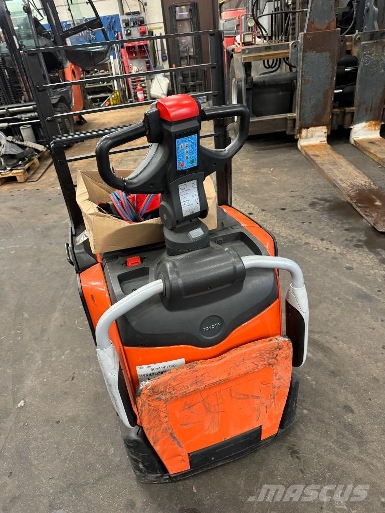 Toyota LPE220 رافعة منخفضة المستوى ذات منصة