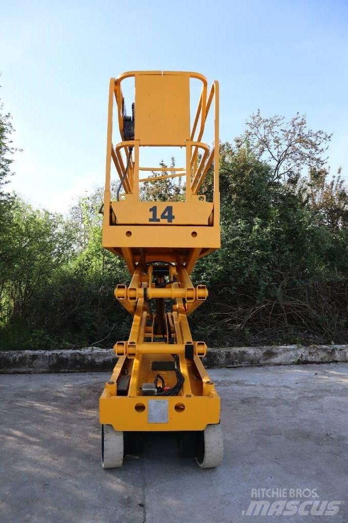 Haulotte Compact 8 رافعات مقصية الشكل