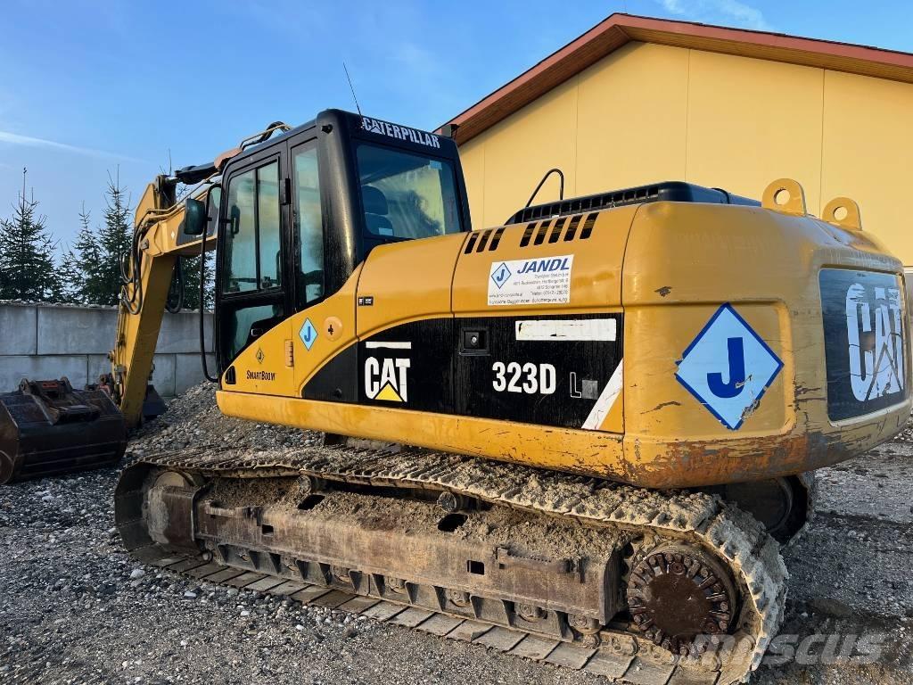 CAT 323 D L حفارات زحافة