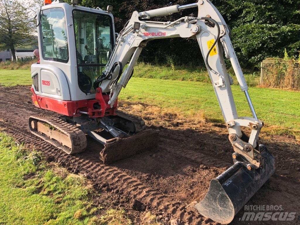 Takeuchi TB 225 حفارات صغيرة أقل من 7 طن (حفارات صغيرة)