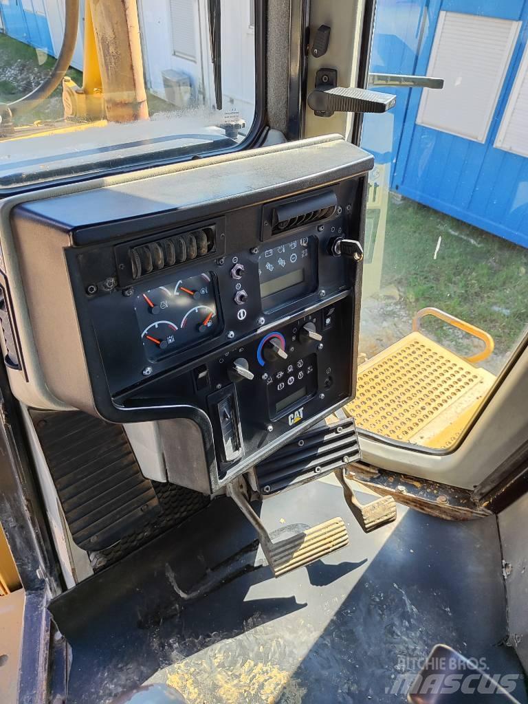 CAT D 6 R XL بلدوزرات مجنزرة