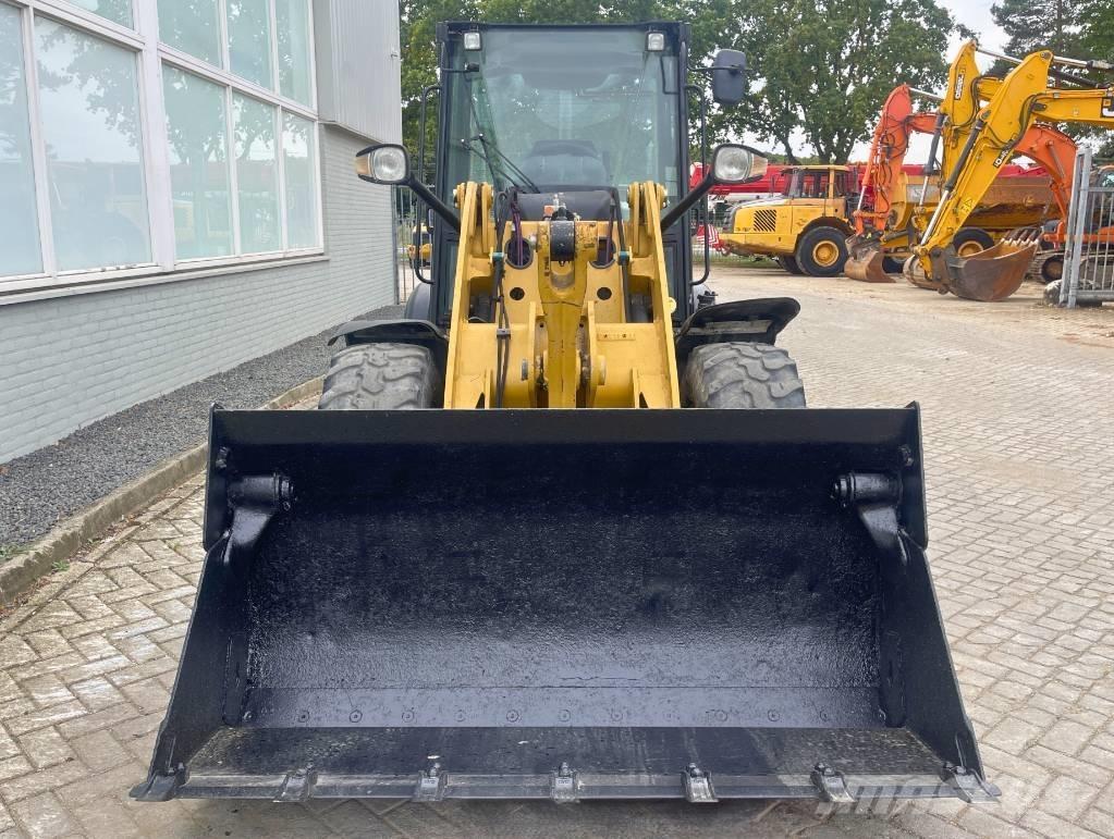 CAT 906 M    2018 لوادر بعجل