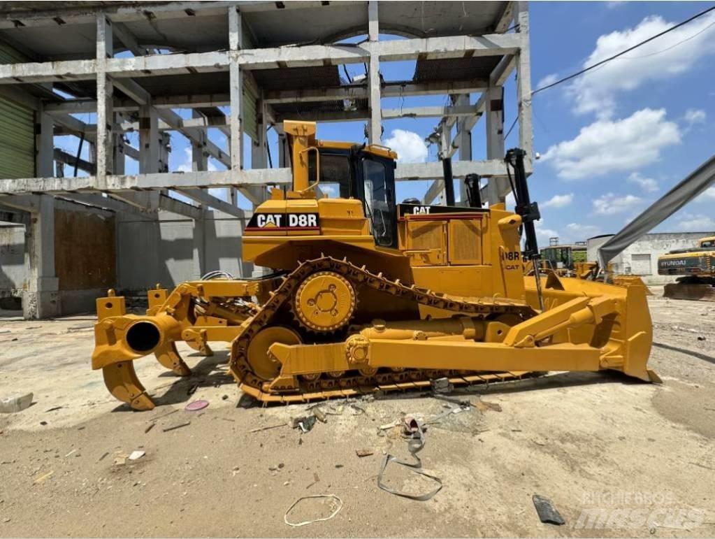 CAT D 8 R بلدوزرات مجنزرة
