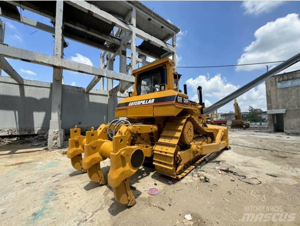 CAT D 8 R بلدوزرات مجنزرة