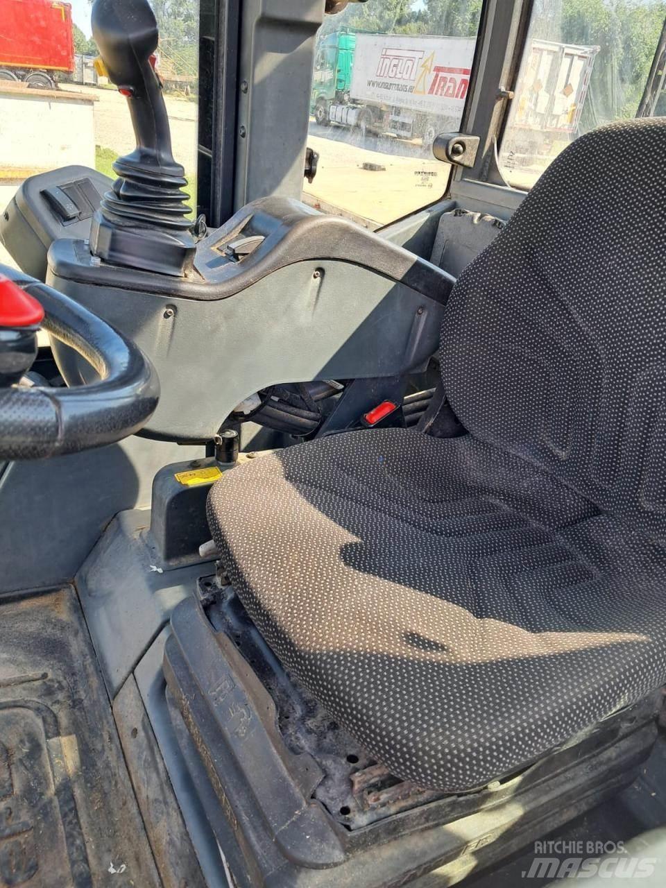 Schäffer 6680 T لوادر صغيرة