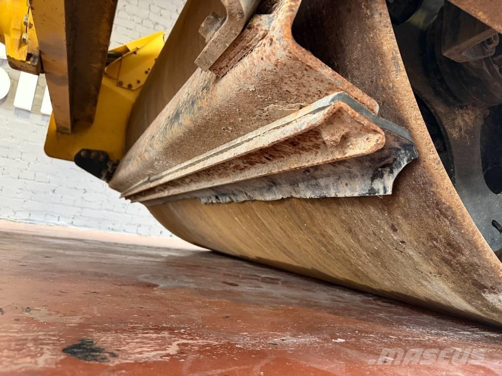 Bomag BW 211 D-4 مداحل أحادية الأسطوانة