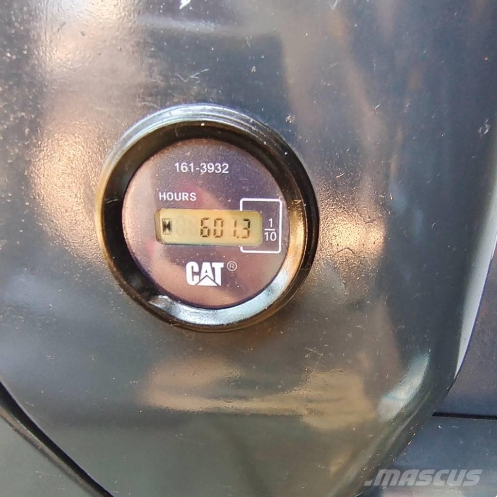 CAT 324 D L حفارات زحافة