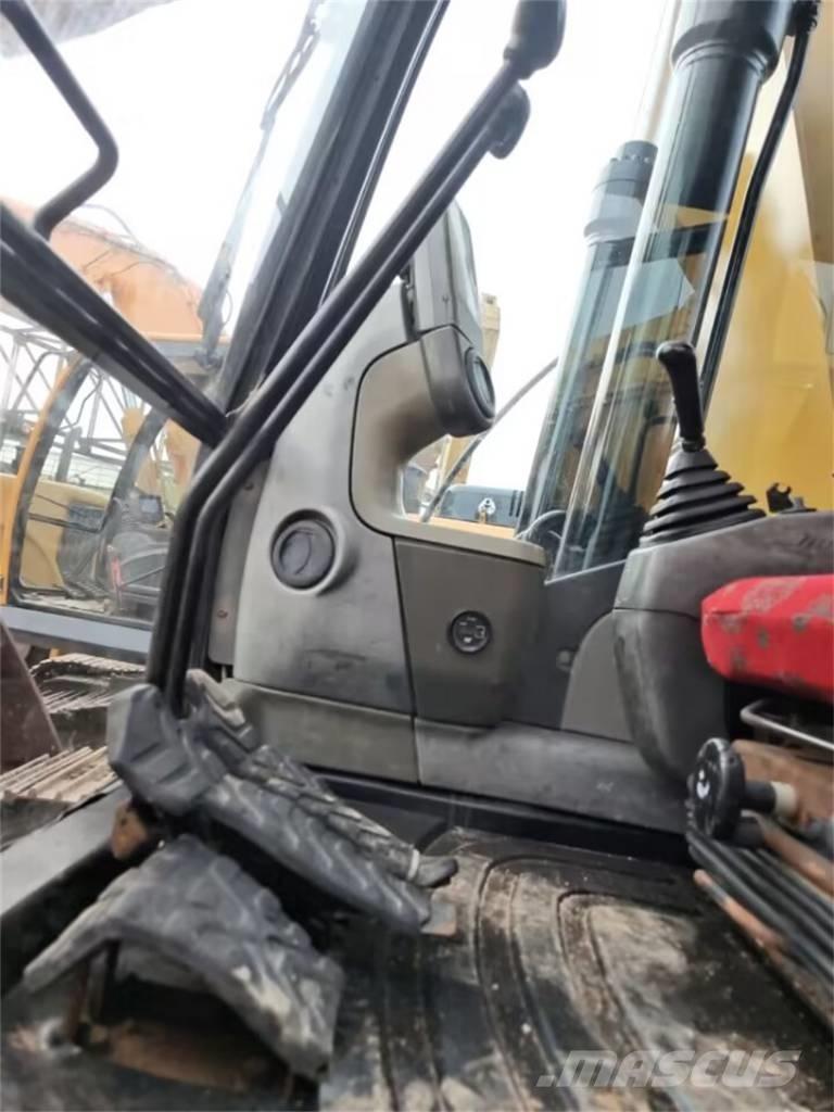 CAT 323 D حفارات زحافة
