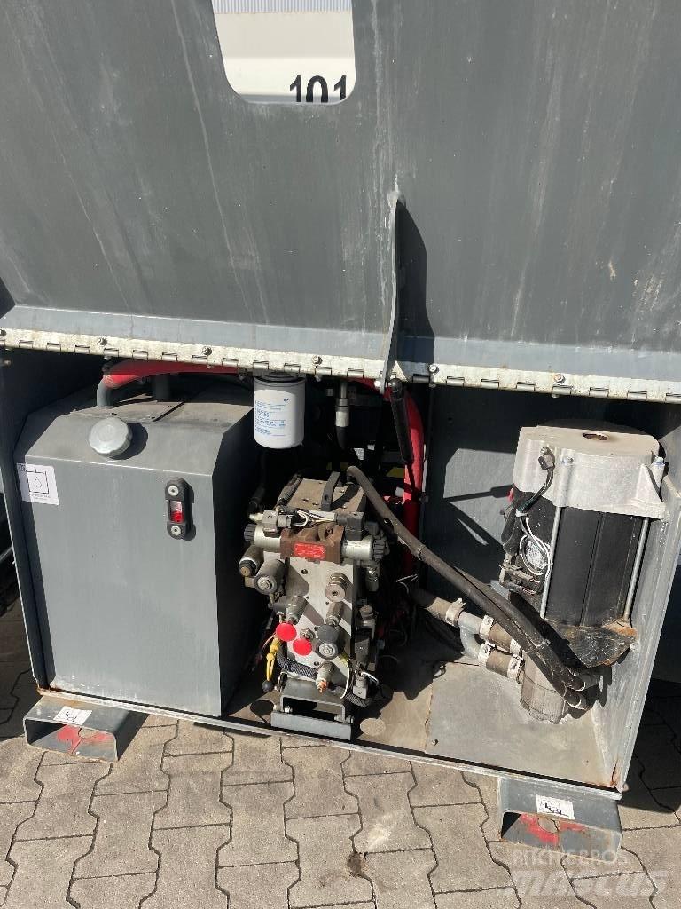 SkyJack SJ 6832 RTE رافعات مقصية الشكل