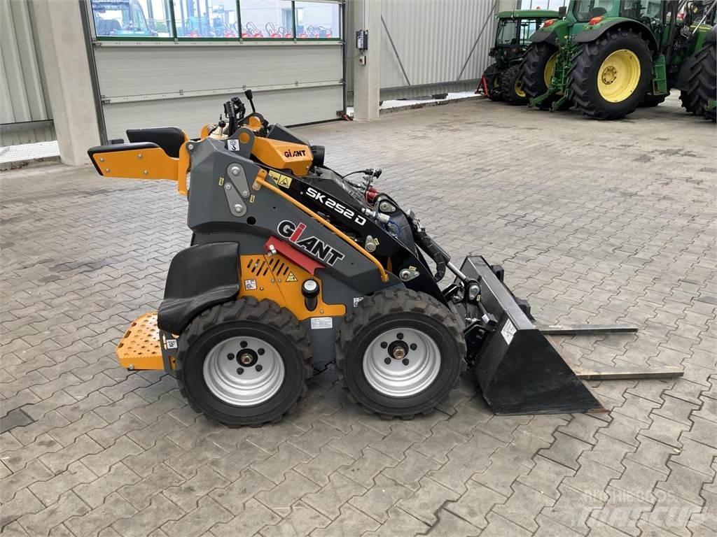 GiANT SK 252D لوادر صغيرة