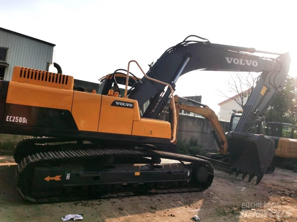 Volvo EC 250 D L حفارات زحافة