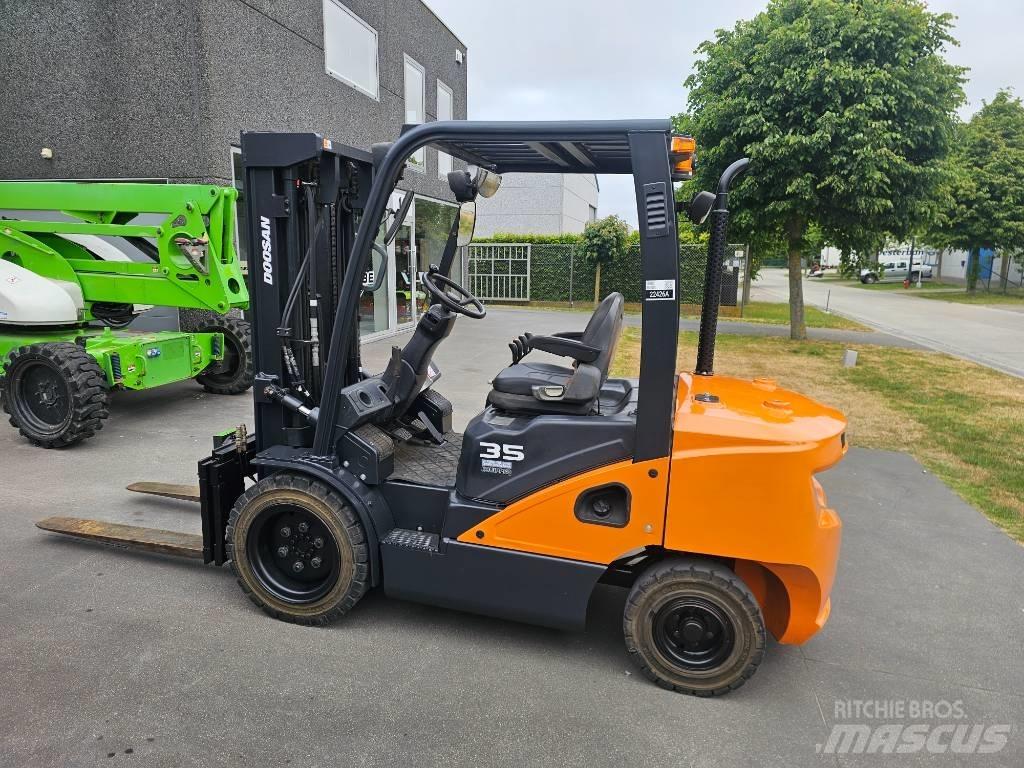 Doosan D 35 S-7 شاحنات الديزل