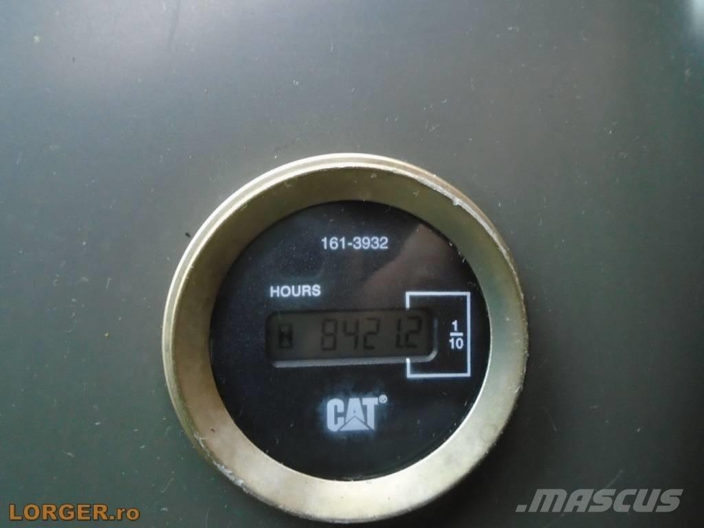 CAT 323 D حفارات زحافة
