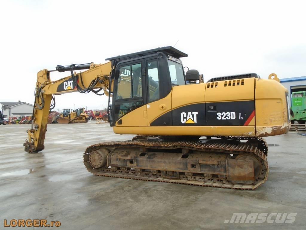 CAT 323 D حفارات زحافة