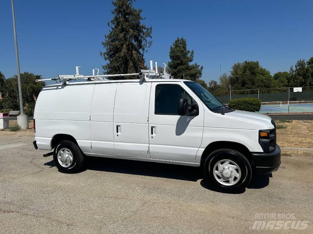 Ford E 250 شاحنة مقفلة