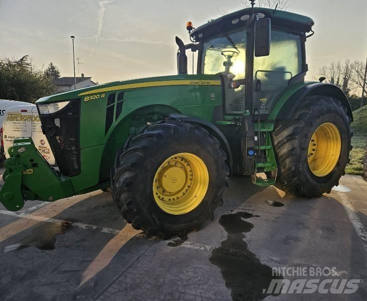 John Deere 8320 R الجرارات