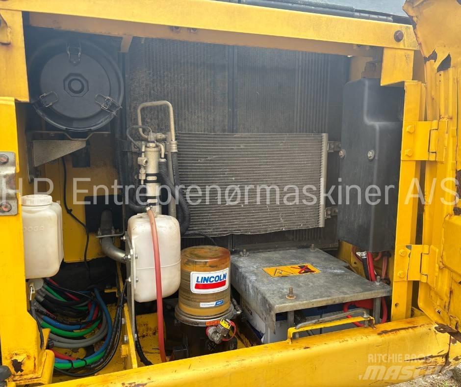 New Holland E 135 B حفارات زحافة