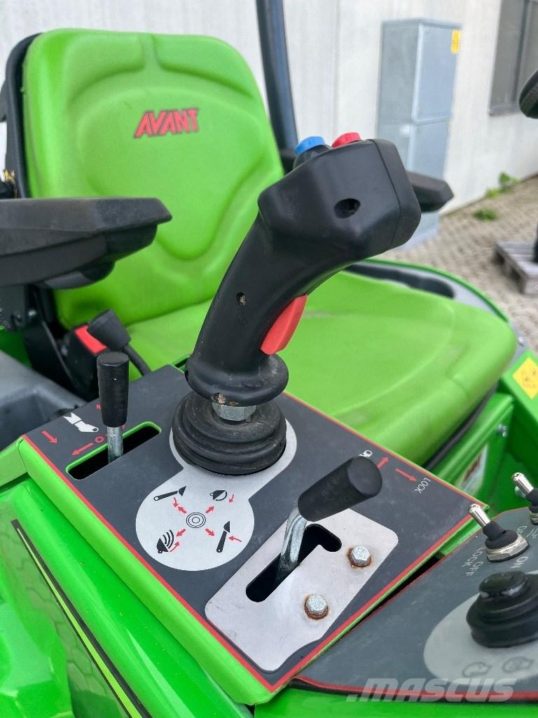 Avant 528 لوادر متعددة الأغراض