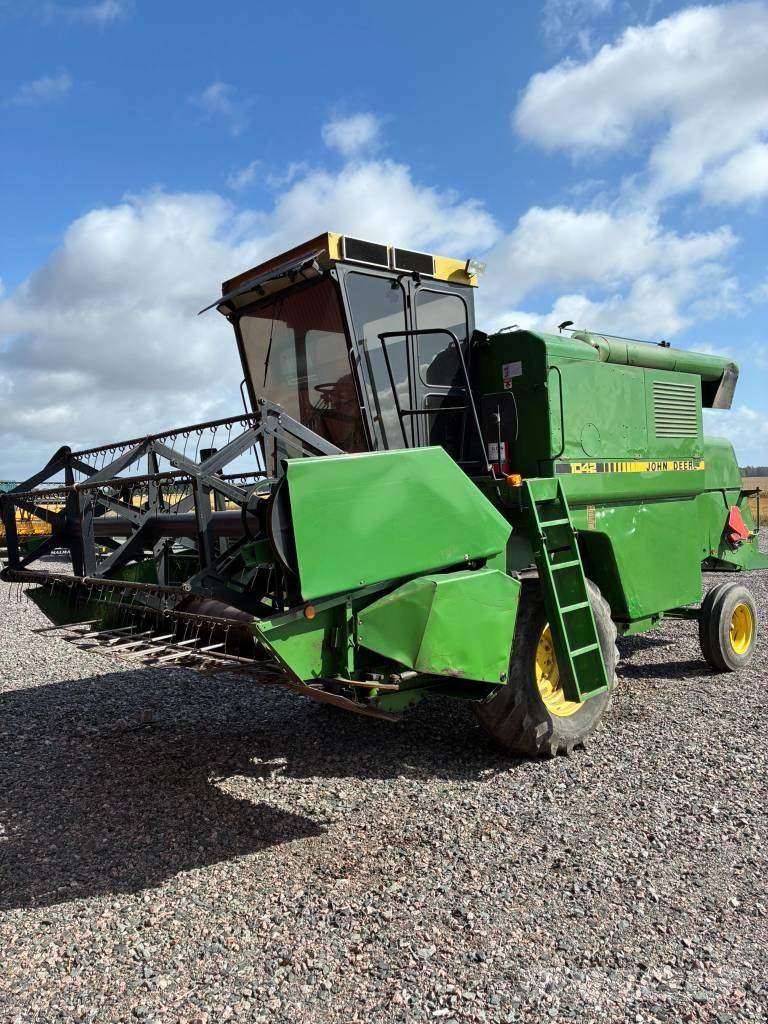 John Deere 1042 حصادات