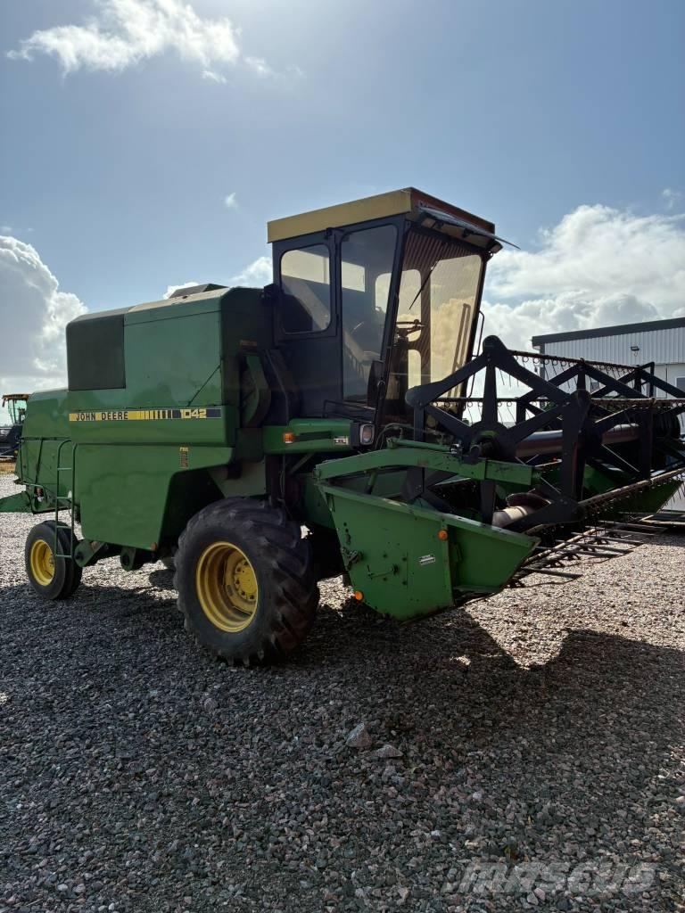 John Deere 1042 حصادات