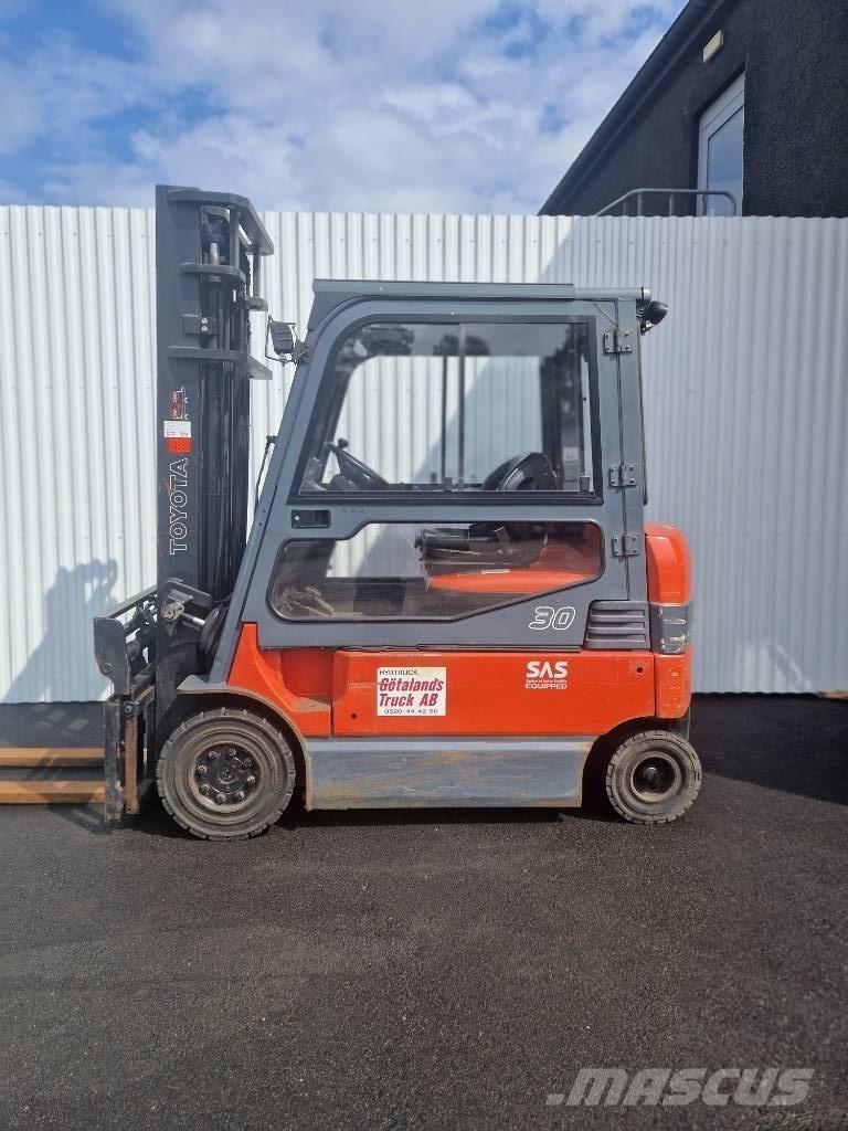 Toyota 7 FBMF 30 شاحنات ذات رافعات شوكية تعمل بالكهرباء