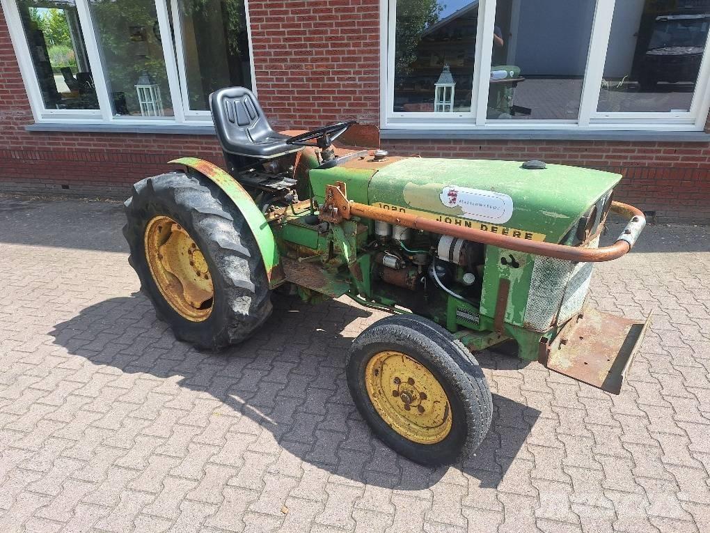 John Deere 1020 الجرارات