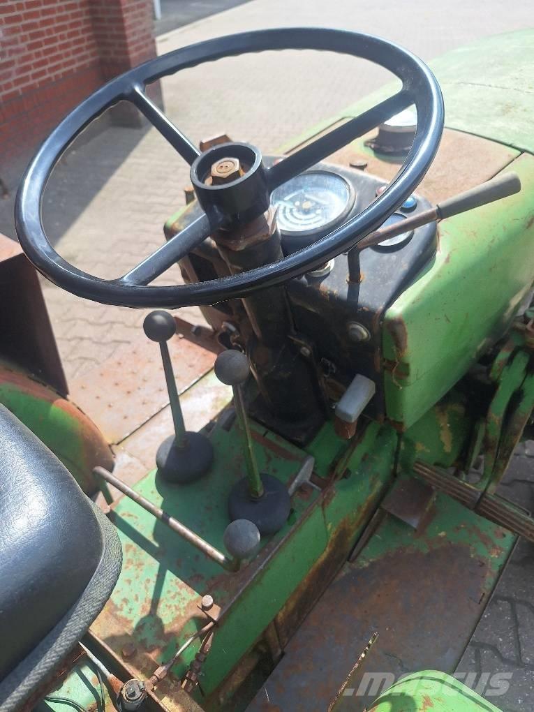 John Deere 1020 الجرارات