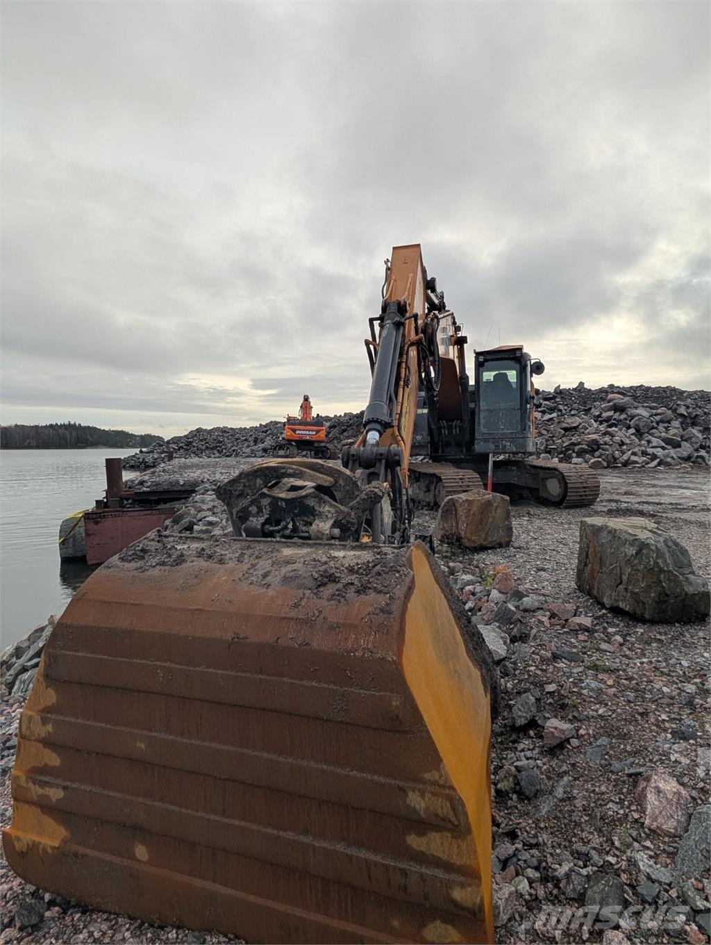 CASE CX 245D SR حفارات زحافة