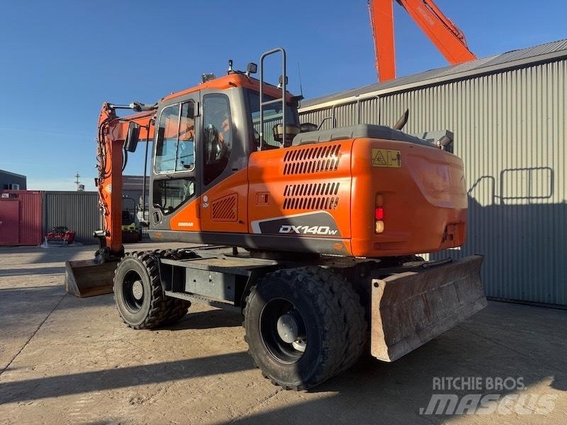 Doosan DX 140 W-5 حفارات بعجل