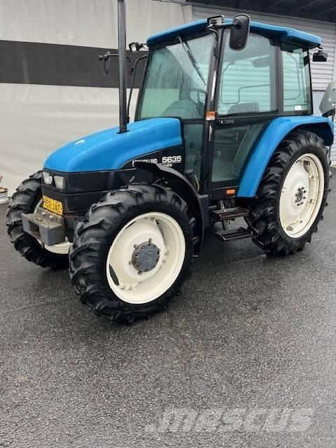 New Holland 5635 الجرارات