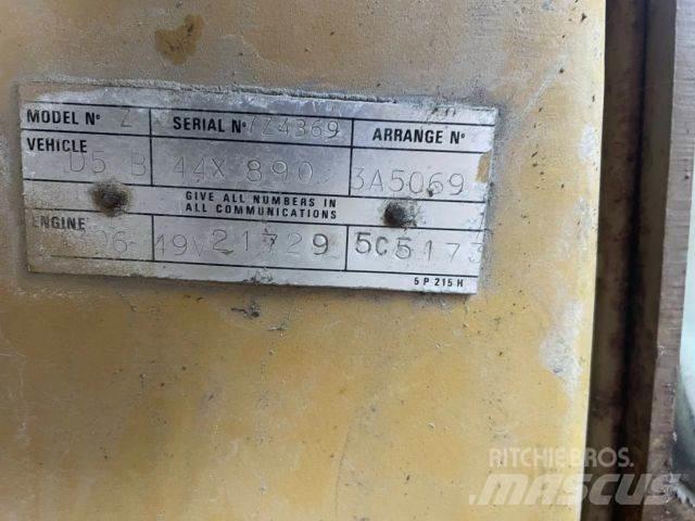 CAT D5B 44x890 بلدوزرات مجنزرة