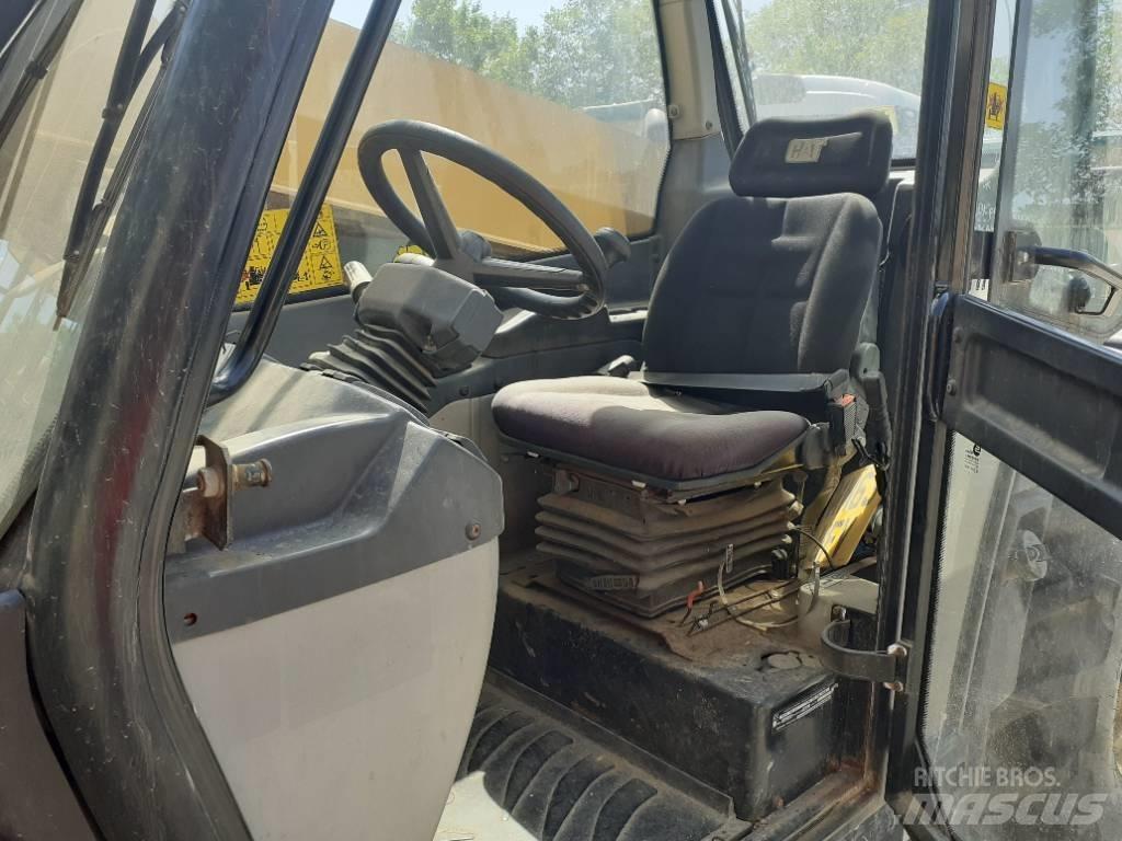 CAT TH 337 c معدات مناولة لأغراض الزراعة