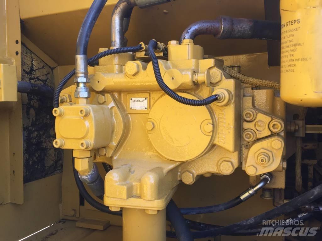 CAT 320 D حفارات زحافة
