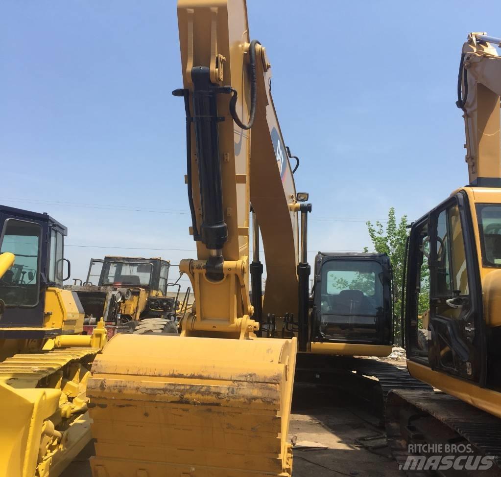CAT 320 D حفارات زحافة