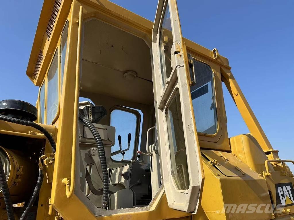 CAT D 8 K بلدوزرات مجنزرة