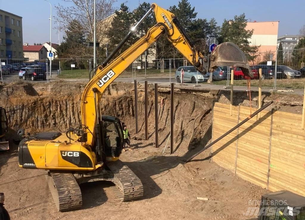 JCB JS 220 LC حفارات زحافة