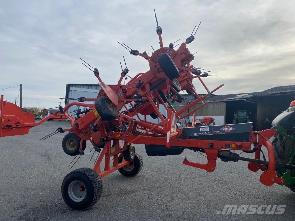 Kuhn GF8712T مكابس وميبسات التبن