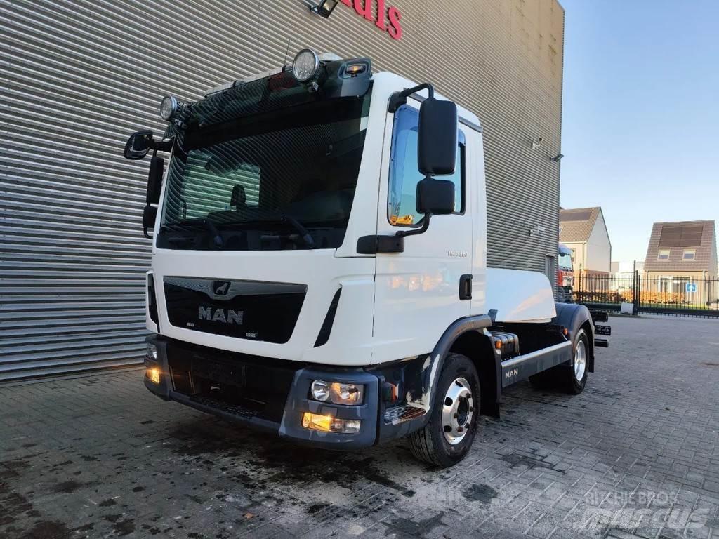 MAN TGL 8.220 4x2 شاحنات بمقصورة وهيكل