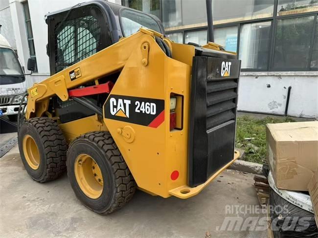 CAT 246 D لوادر انزلاقية التوجيه