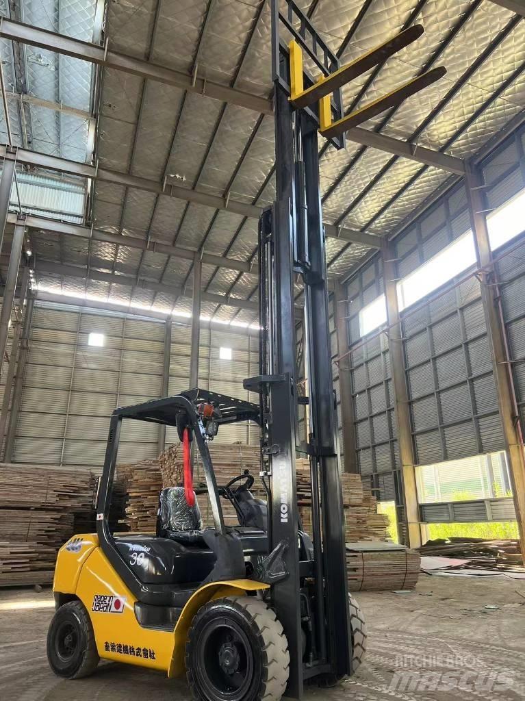 Komatsu FD 30 T-17 شاحنات الديزل