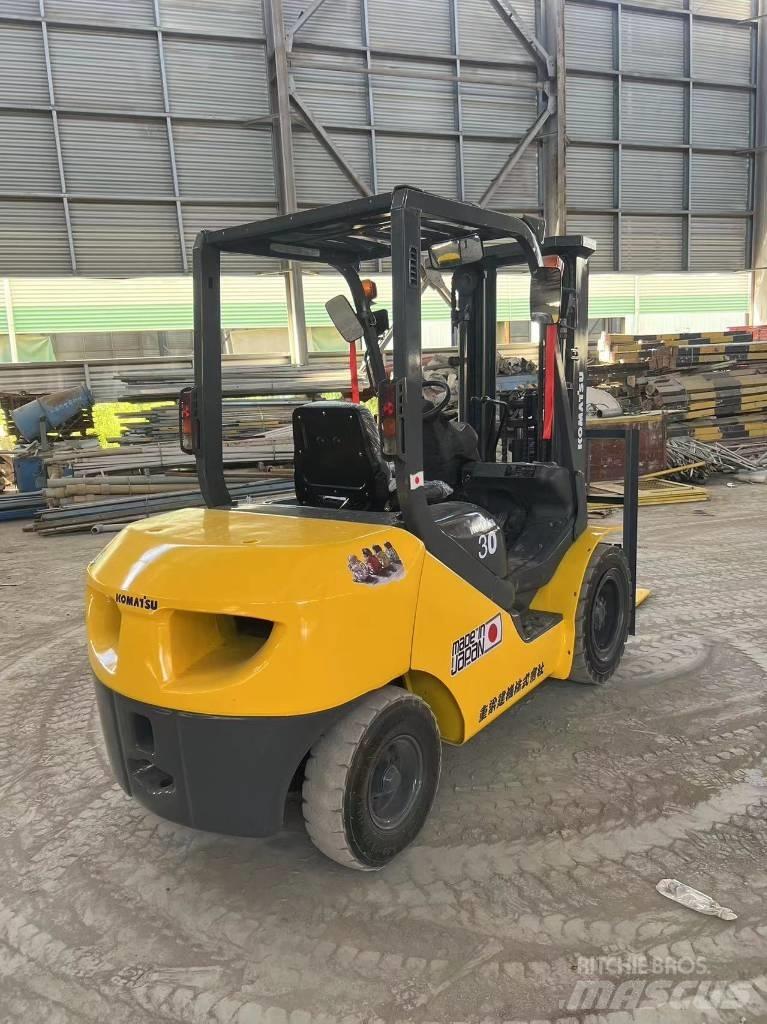 Komatsu FD 30 T-17 شاحنات الديزل
