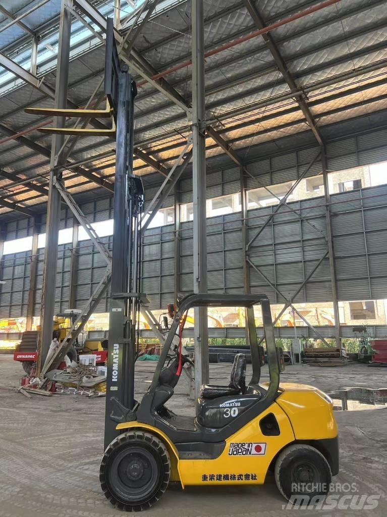 Komatsu FD 30 T-17 شاحنات الديزل