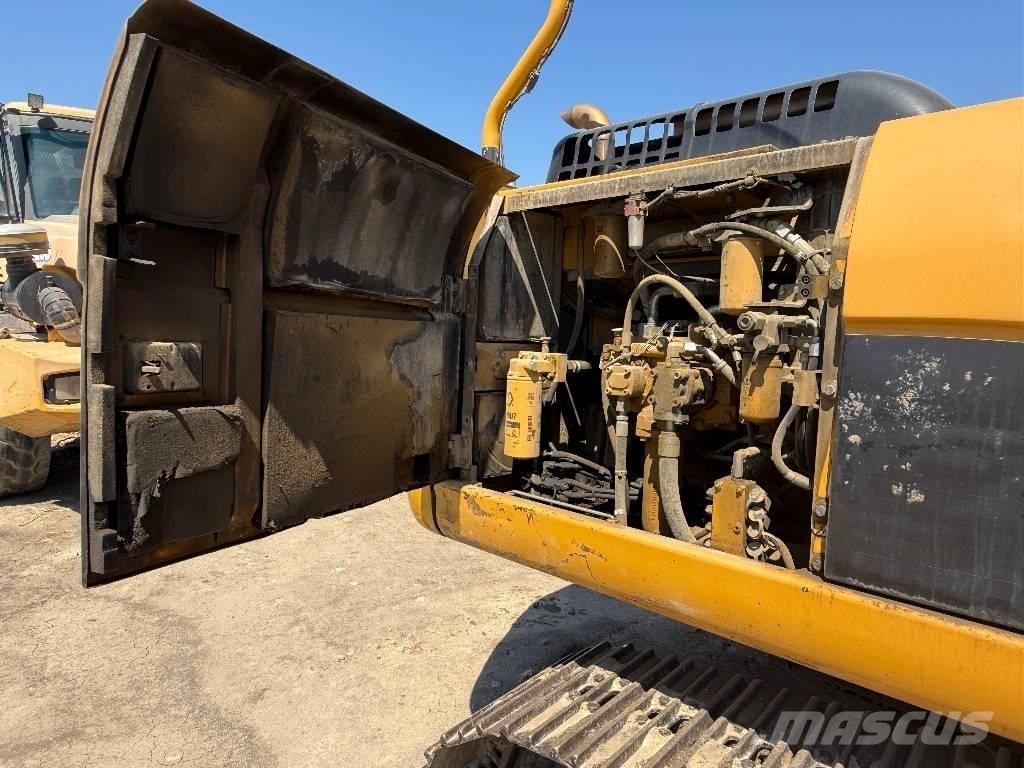 CAT 324 D حفارات زحافة