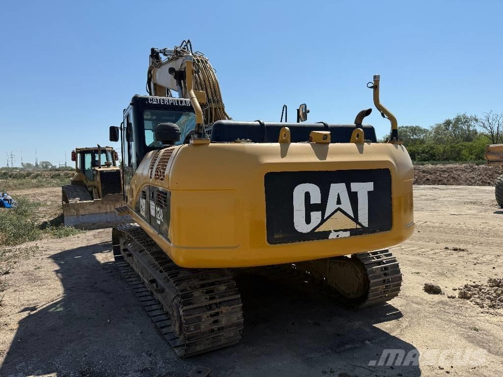 CAT 324 D حفارات زحافة