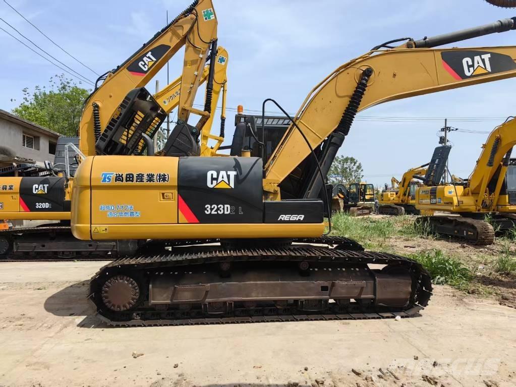 CAT 323 D حفارات زحافة