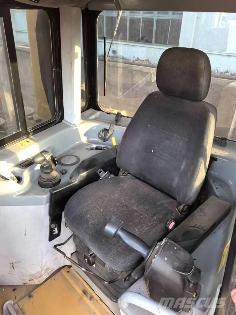 CAT CAT D6R بلدوزرات مجنزرة